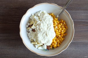 Салат со свининой и кукурузой