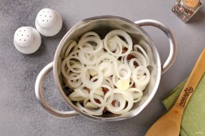 Селёдка маринованная с лимоном и луком