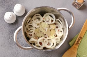 Селёдка маринованная с лимоном и луком