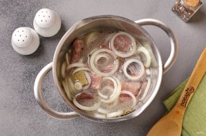 Селёдка маринованная с лимоном и луком