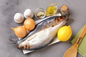 Селёдка маринованная с лимоном и луком