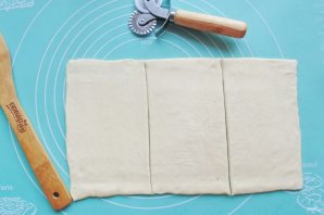 Слойки с яблоками и вишней