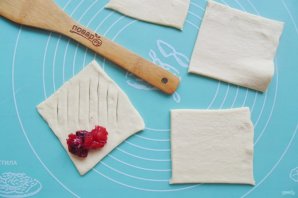 Слойки с яблоками и вишней