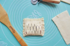 Слойки с яблоками и вишней