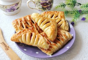 Слойки с яблоками и вишней