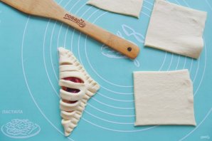 Слойки с яблоками и вишней