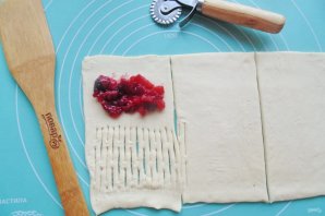 Слойки с яблоками и вишней