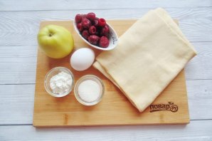 Слойки с яблоками и вишней