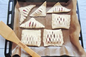 Слойки с яблоками и вишней