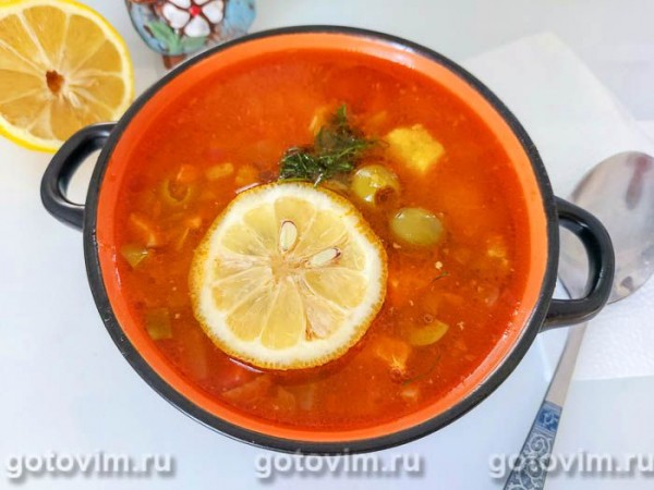 Солянка со свининой, колбасой и маслинами Солянка со свининой, колбасой и маслинами