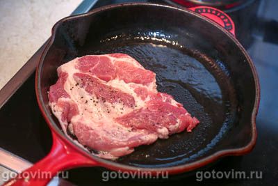 Стейки из свинины с яйцом пашот