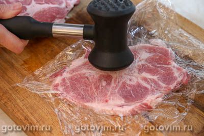 Стейки из свинины с яйцом пашот