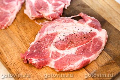 Стейки из свинины с яйцом пашот