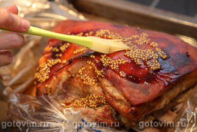 Свиная грудинка в горчично-медовой глазури, запеченная в рукаве  