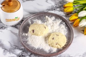 Сырники с манкой и изюмом