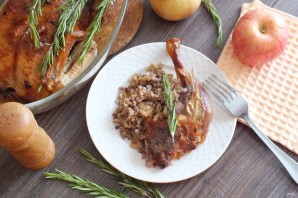 Утка фаршированная гречкой и яблоками