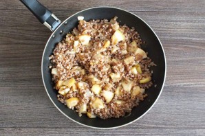 Утка фаршированная гречкой и яблоками