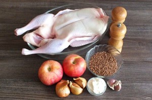 Утка фаршированная гречкой и яблоками