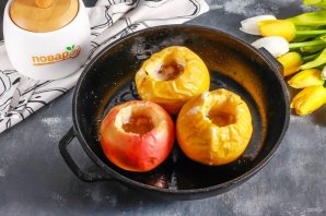 Запеченные яблоки со взбитыми сливками