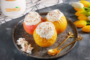 Запеченные яблоки со взбитыми сливками