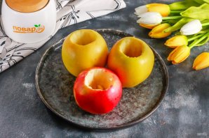 Запеченные яблоки со взбитыми сливками