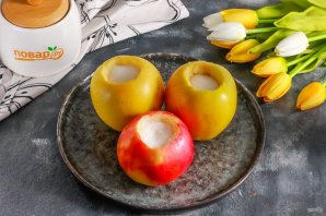 Запеченные яблоки со взбитыми сливками