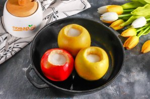 Запеченные яблоки со взбитыми сливками