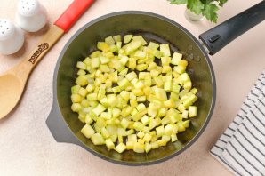 Запеканка из кабачков и помидоров на сковороде