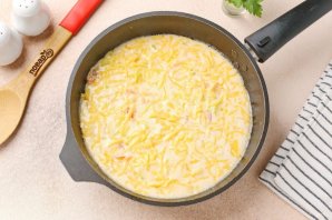 Запеканка из кабачков и помидоров на сковороде