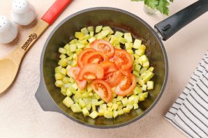 Запеканка из кабачков и помидоров на сковороде