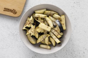 Жареные баклажаны с маринованным луком Жареные баклажаны с маринованным луком