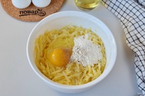 Большой драник на сковороде