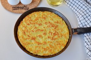 Большой драник на сковороде