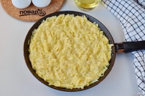 Большой драник на сковороде