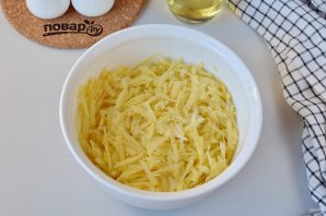 Большой драник на сковороде