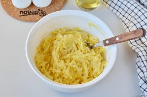 Большой драник на сковороде