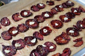 Чипсы из свеклы в духовке