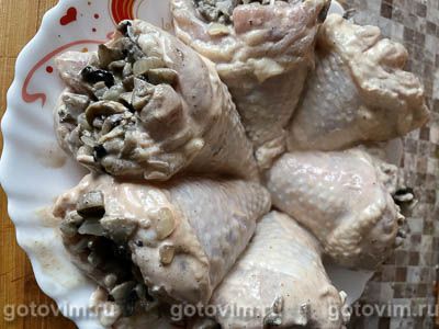 Фаршированные куриные голени с грибами в духовке
