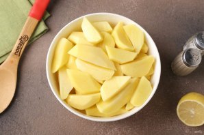 Гусь в духовке с яблоками и картошкой