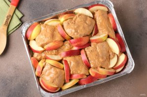 Гусь в духовке с яблоками и картошкой