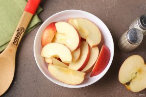 Гусь в духовке с яблоками и картошкой