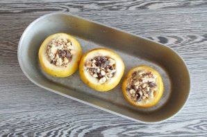 Яблоки с шоколадом в духовке