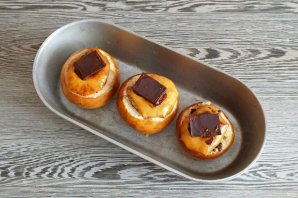 Яблоки с шоколадом в духовке