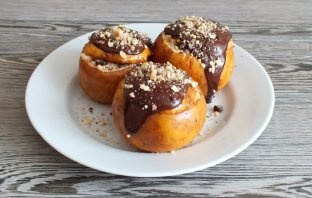 Яблоки с шоколадом в духовке