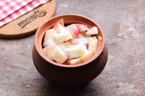 Яблоки в горшочках в духовке