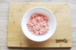 Яйца фаршированные крабовыми палочками и сыром