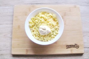 Яйца фаршированные крабовыми палочками и сыром