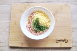 Яйца фаршированные крабовыми палочками и сыром