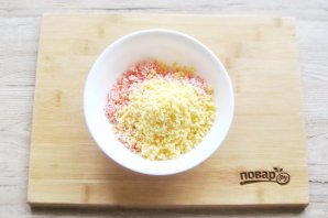 Яйца фаршированные крабовыми палочками и сыром