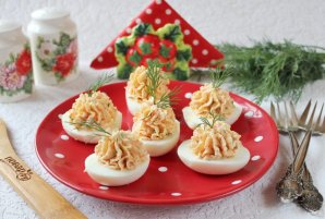 Яйца фаршированные крабовыми палочками и сыром